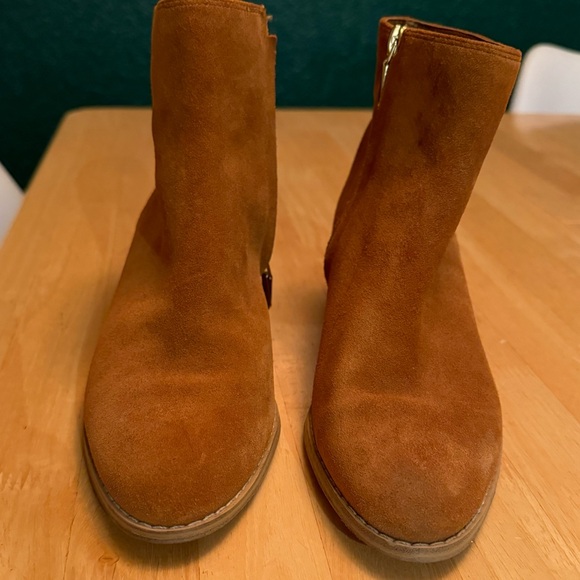Clarks camel coloured suede booties size 6 - Picture 4 of 5